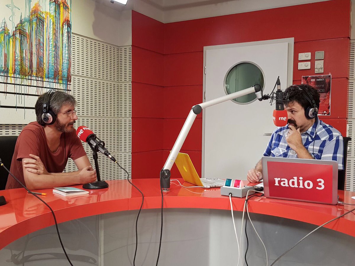 Qué bien hemos empezado con #bailaráscometasbajoelmar Preciosa entrevista de <a href="/carmouna/">Ángel Carmona</a> y su equipazo <a href="/radio3_rne/">Radio 3</a> <a href="/ESPASAesPOESIA/">ESPASAesPOESÍA</a> ¡Gracias!
