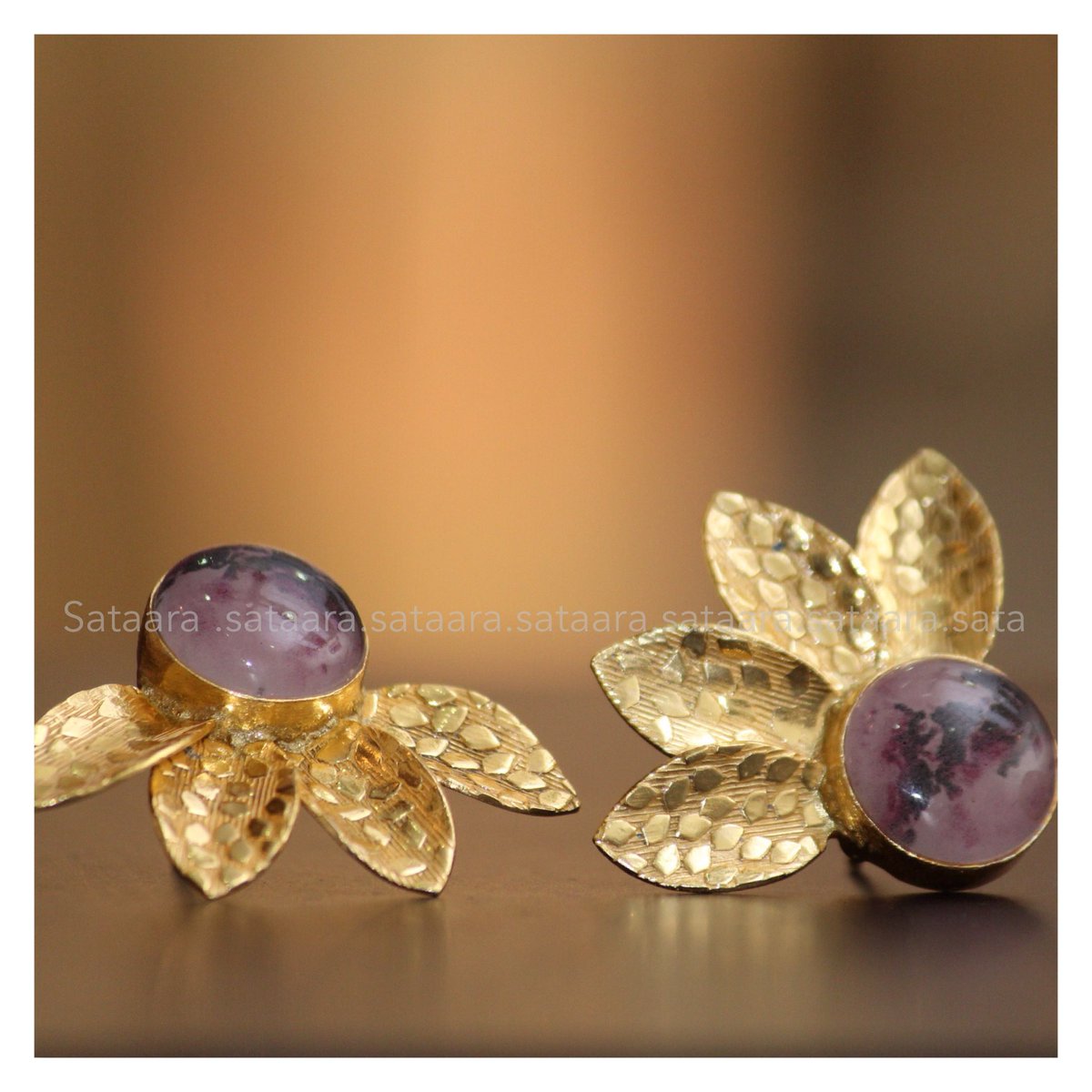 Sataara19's tweet photo. our flower studs are simple, elegant.pair with white shirt for a casual day or a pretty saree for an evening festive look. https://t.co/PL6J0F12Ku
