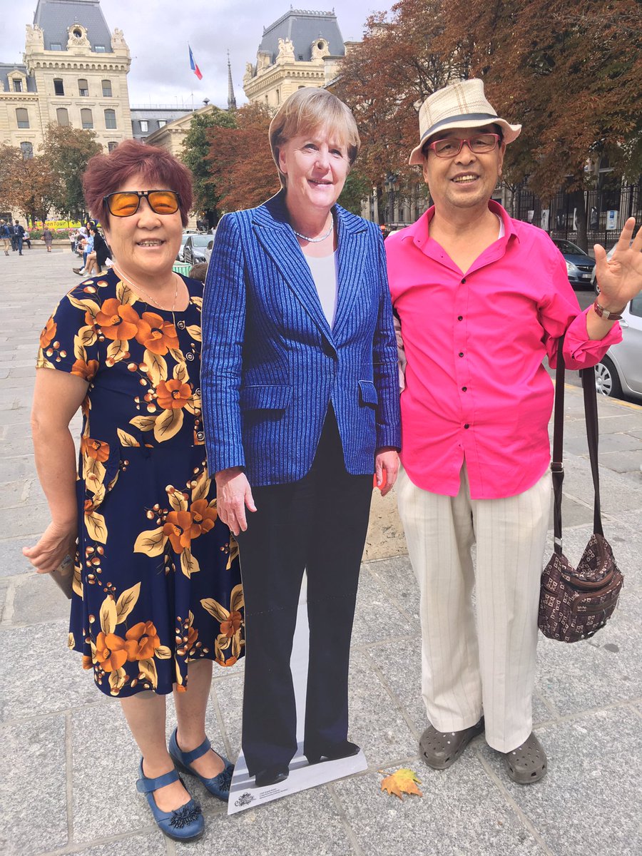 paddyschulze's tweet photo. @ARTEjournal @ARTEInfo Rencontre avec la chancelière à Paris #MerkelSelfie https://t.co/tvzIraSKbu