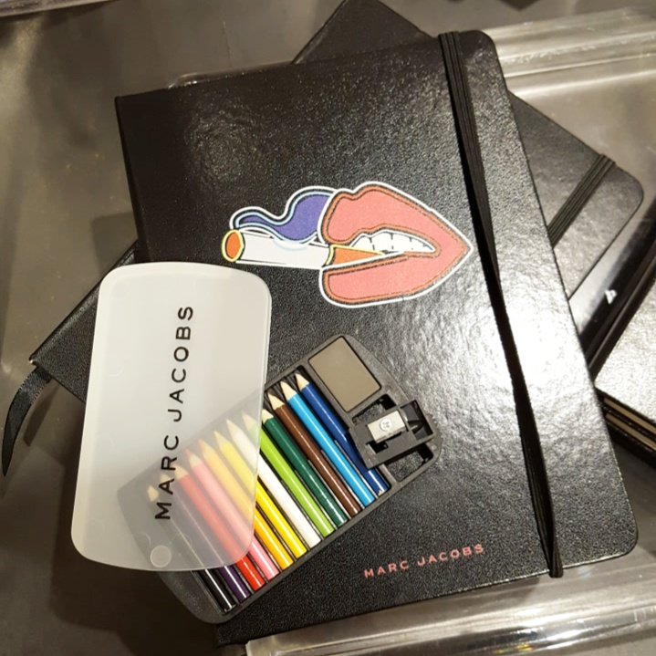 文具女子博 3月に大阪で開催 Na Twitteru 表参道にある マークジェイコブス のブックストアで 可愛い ミニチュア文具 を発見 アパレルブランドだけあってケースやデザインが凝ってる 色鉛筆はミニチュアサイズの削り器と消しゴムもセット バックに写る