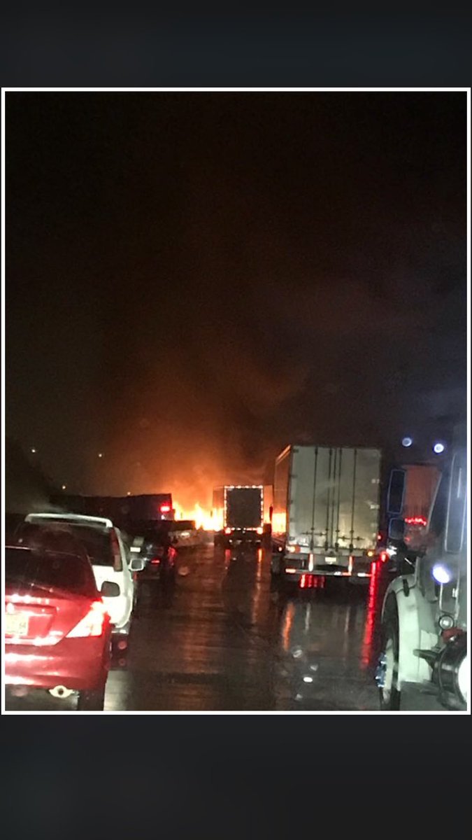 889Noticias's tweet photo. Se registra accidente entre tráileres en el km75 #Tepeji de la carretera México-Querétaro.Tras cierre,comienza a liberarse la circulación
jc https://t.co/URrTbfqfYt