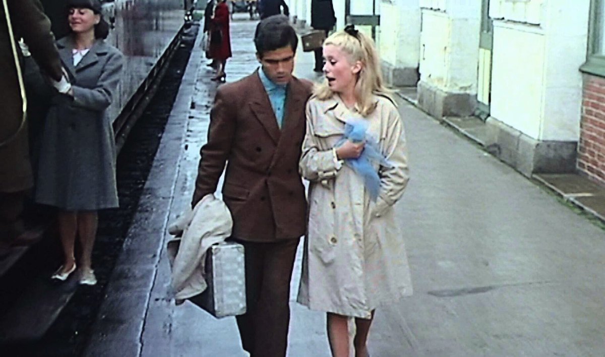 カトリーヌドヌーヴ直筆サイン入り超大型写真…シェルブールの雨傘 トレンチコートといえば1964年のフランス映画『シェルブールの雨傘』で