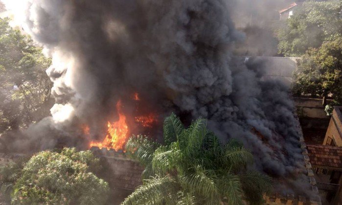 Thiag0dias's tweet image. Bombeiros combatem incêndio que atingiu casarão na Tijuca glo.bo/2vHBpIS [OGlobo_Rio]