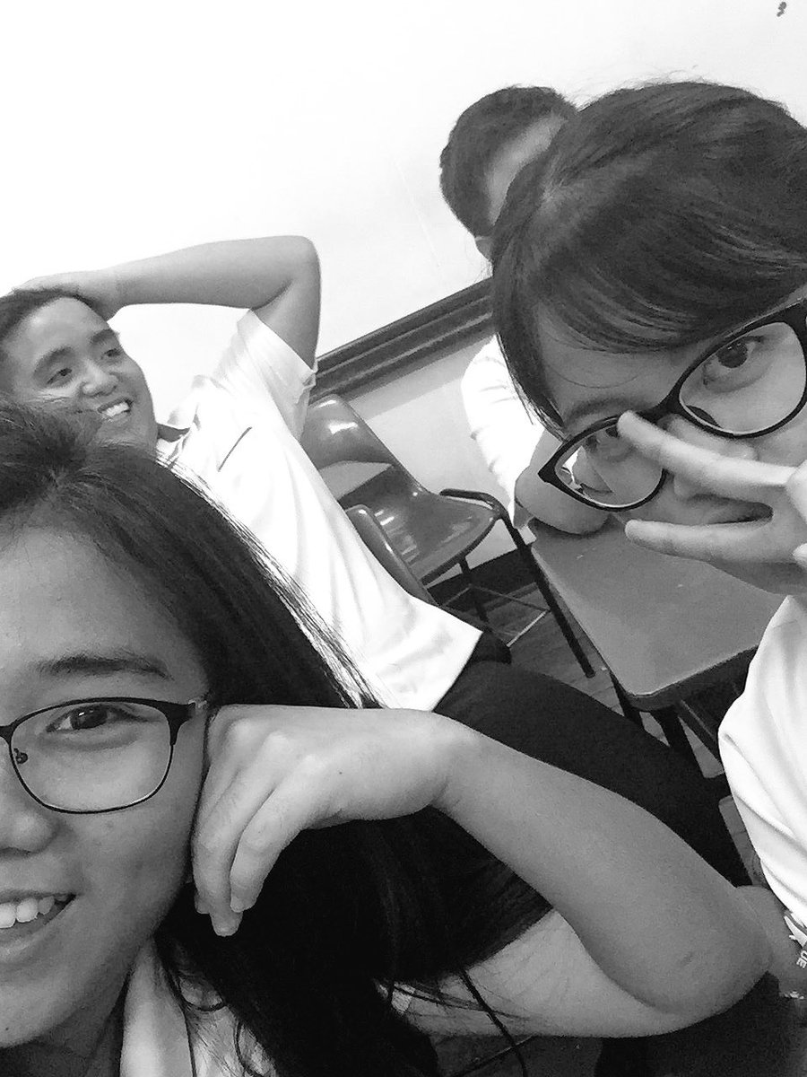 KobeReqman's tweet photo. "Kobe peram phone" haha 🤤(thesis groupmates) #TeamEcon https://t.co/LjBr78sgBV