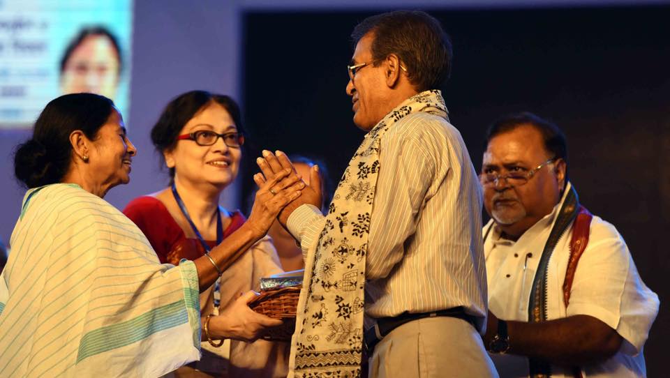 MamataOfficial's tweet photo. We are indeed honoured to confer outstanding teachers with “Siksharatna” awards in today’s programme. https://t.co/VIKOMIZy28