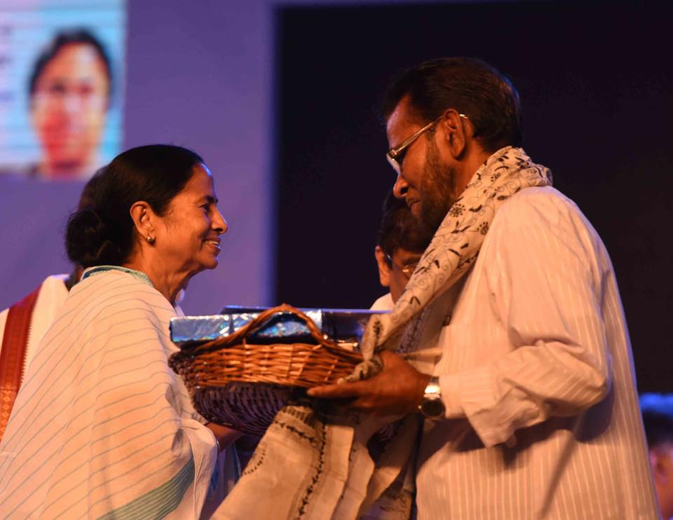 MamataOfficial's tweet photo. We are indeed honoured to confer outstanding teachers with “Siksharatna” awards in today’s programme. https://t.co/VIKOMIZy28