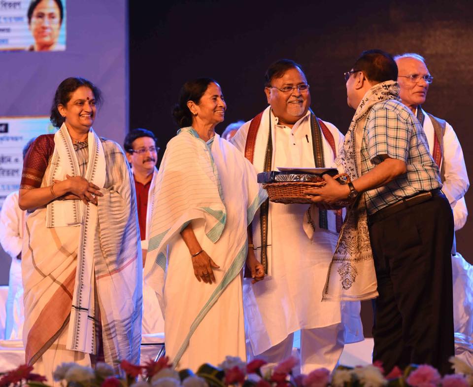 MamataOfficial's tweet photo. We are indeed honoured to confer outstanding teachers with “Siksharatna” awards in today’s programme. https://t.co/VIKOMIZy28