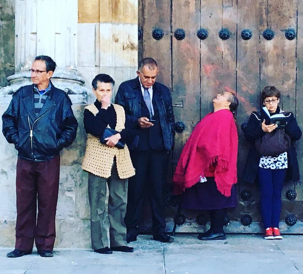 guillepanizza's tweet photo. La espera en la catedral #Bogotá #Colombia #Papa #Francisco #foto #instagood #instantanea #momento #micromomento #… https://t.co/nML2AfqpeO https://t.co/h98G82thG6