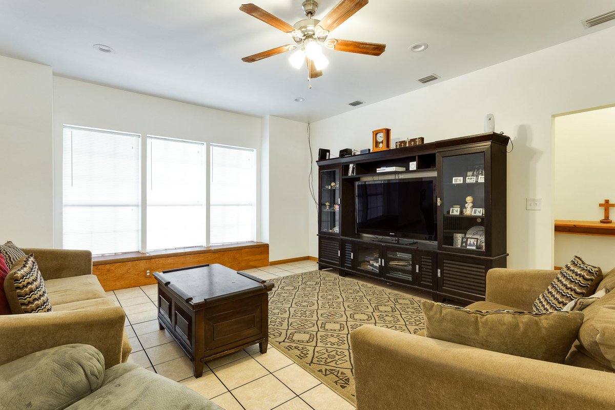 ManuelCortezKW's tweet photo. 722 Pauli Avenue Alamo, TX - $178,000 #forsale #charminghome #4bedroom2bath #plentyofspace #largeyard #Cortezteam #KW #RGV #9564573109 https://t.co/N9cnw4nnXp