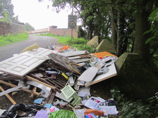 PillboxSG's tweet photo. 15 Minutes Later Passing @ #Potbridge Spoilt With Mindless #Flytipping Beside The #WW2 #Pillbox #AntiInvasionDefences #Winchfield #Hampshire https://t.co/CecJhq54t1