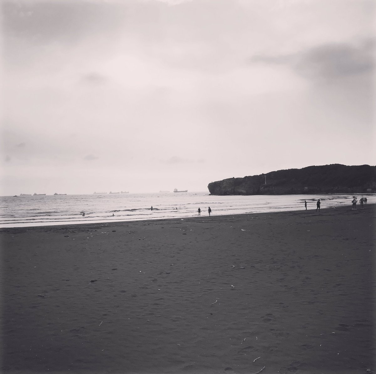 Walk through the darkness, I will see the brightness of my future!!
#Taiwan #Kaohsiung #Qijin Beach