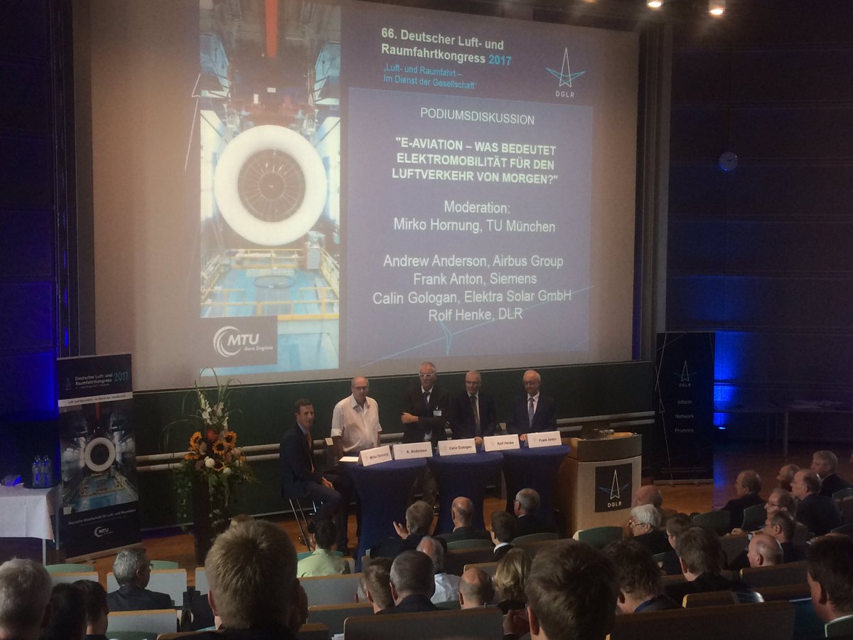 MGnisia's tweet photo. Klasse Diskussionsrunde! #eflying @DGLReV https://t.co/eO0kOnEhwe