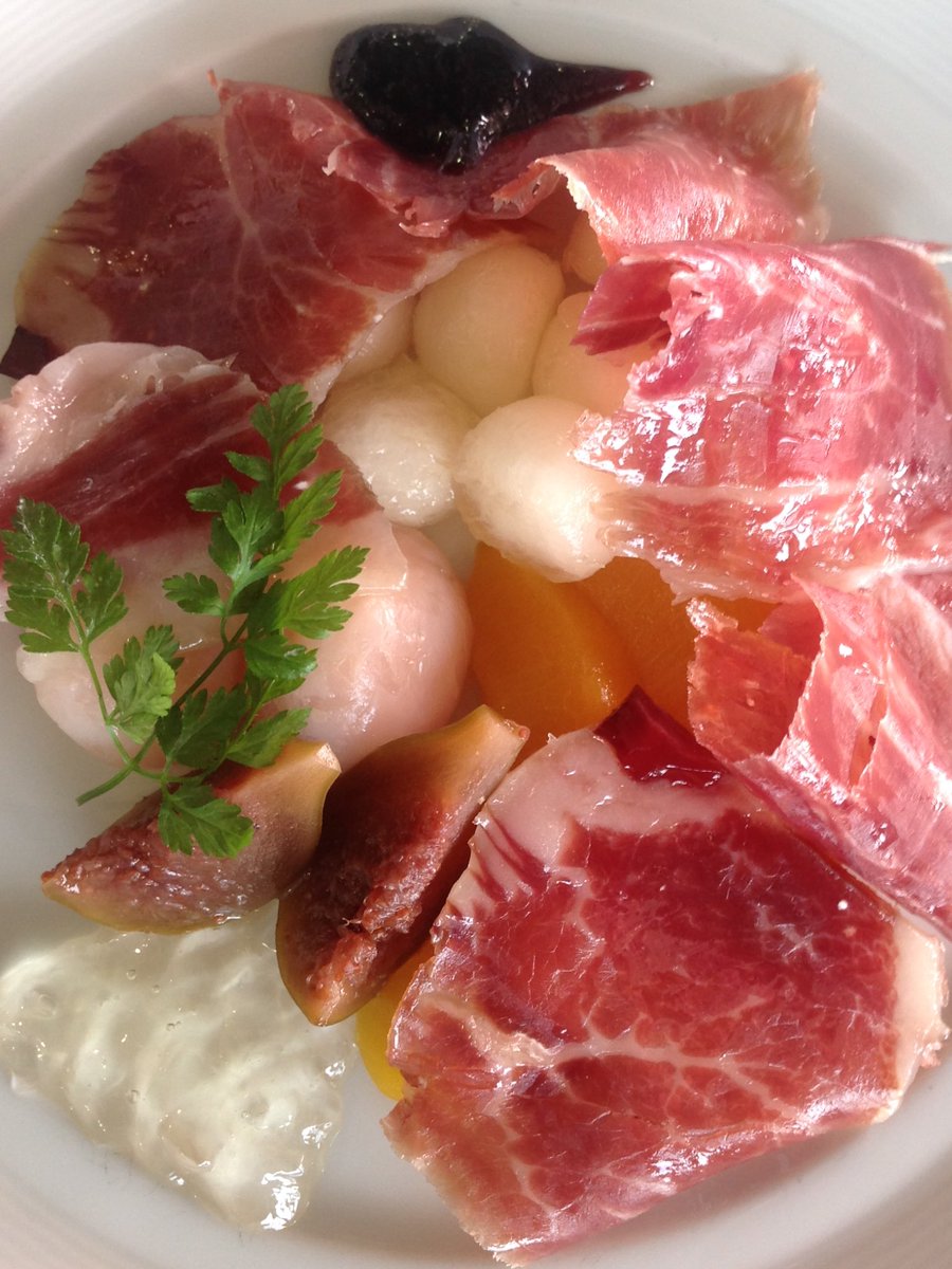 saborpeninsular's tweet photo. Melón con @jamonesjpd ,solomillo y #Foie @Imperiafoiegras , natillas y #Mauro2003 . Para qué nos vamos a complicar la vida..#RicoRico 👏👏👏 https://t.co/GJ18N95Y0g