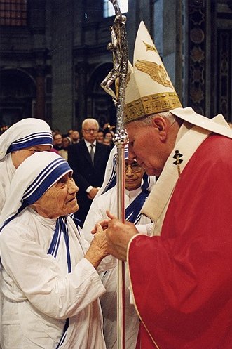 Hoy se cumplen 20 años de la muerte de Santa Teresa de Calcuta, "el ángel de los pobres".

Que su ejemplo nos acerque a los más necesitados.
