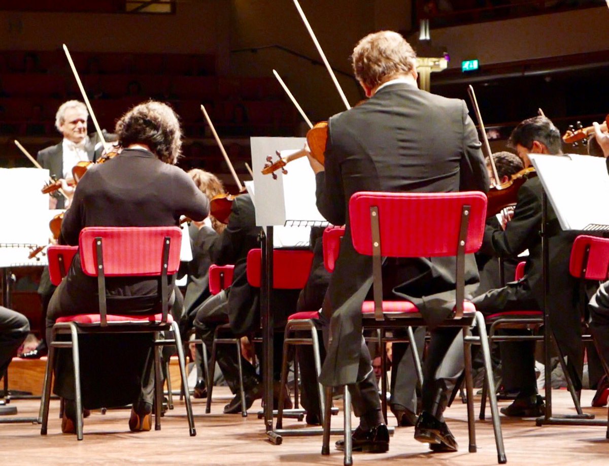 LouisLangree's tweet photo. Who is this extra 🎻 in the back of the 1st violins?? Merci cher @RCapucon d'avoir joué Brahms1 avec @CincySymphony après ton Bruch! Bravo👏🏻 https://t.co/qZ31T00Y98