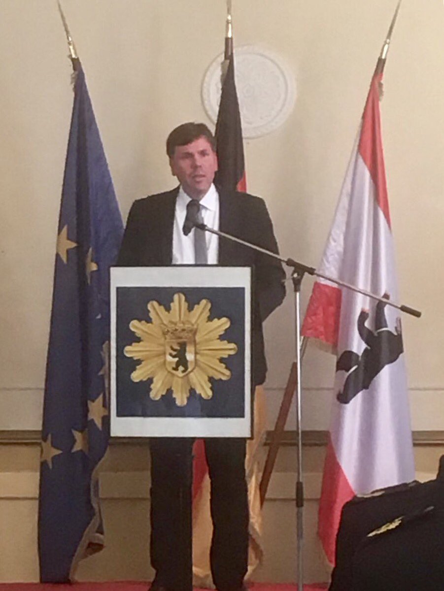 DPolGBerlin's tweet photo. Der Sts Akmann im #SenInn, dankt der Berliner Bereitschaftspolizei in Feierstunde: "BPA hat Respekt verdient", sehen wir auch so. #Danke https://t.co/DKhAtNhnUp