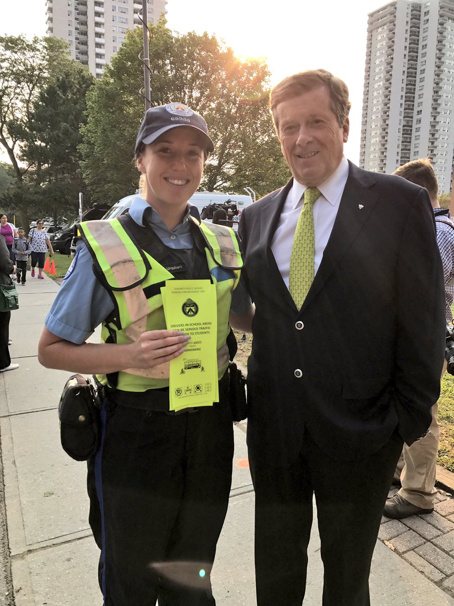 TPS_BikeHart's tweet image. Pleasure meeting @JohnTory at Grenoble public school today. Talking #VisionZero &amp;amp; #Back2SchoolTO.He loves our team #BikeBrigade &amp;amp; what we do