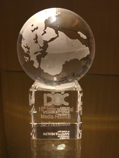 parachutecanada's tweet photo. Thrilled to accept this award from @IMFP2017 for our #safe4life video w/ @MikeRizzi 🎉Watch the full video here ▶️ https://t.co/BjrVsLtvkO https://t.co/YbY5BuFtAY