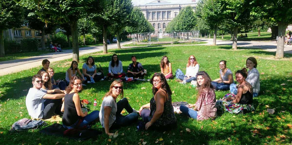 Asso_Cyclope's tweet image. Rien de mieux qu&apos;un pique-nique partagé pour faire connaissance avec les nouveaux de la #TeamCS dans le jardin du Palais U de @unistra 👌🍃