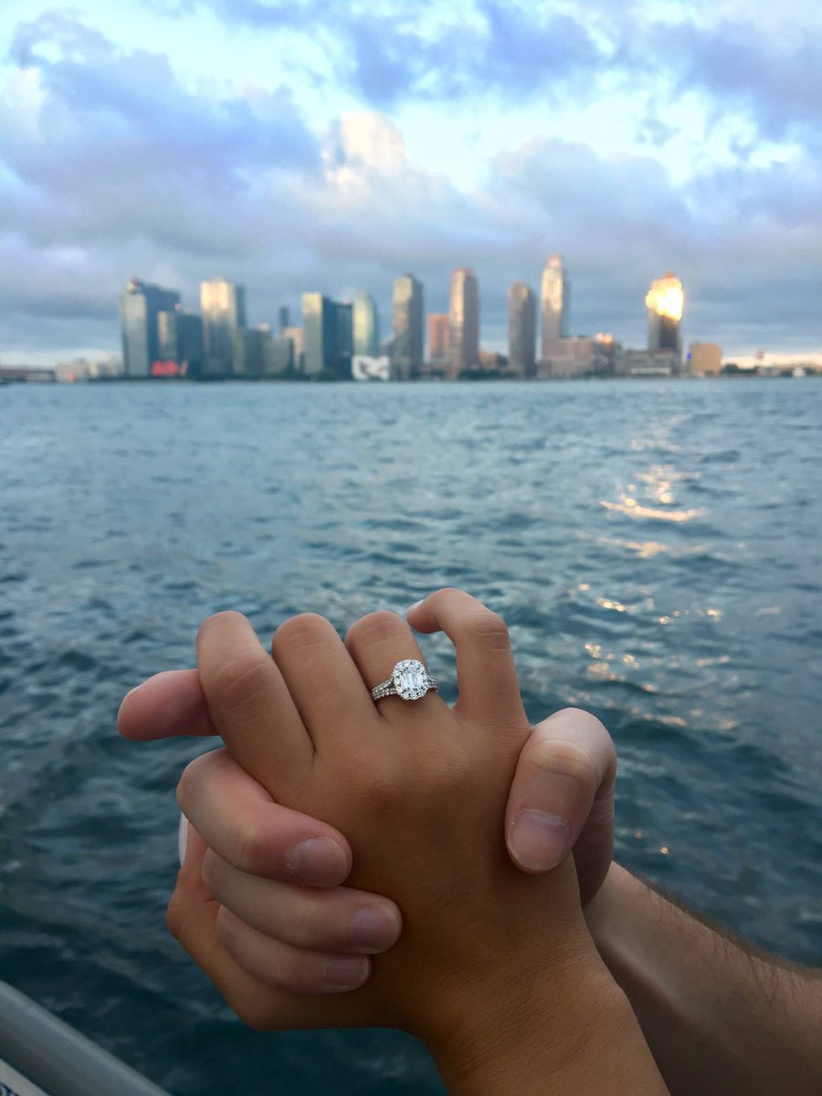 Smiths_Jewelers's tweet photo. What a magical proposal!
#christopherdesign #shopsmithsjewelers #halo #diamonds #proposal #nyc #engagement https://t.co/LfckEZ00xT