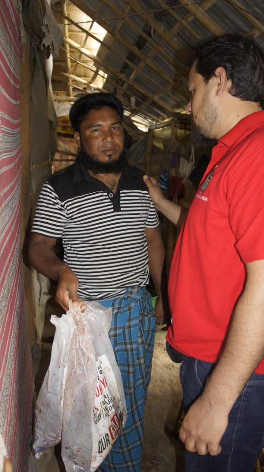 TahirulQadri's tweet photo. Volunteers associated with MWF @minhajwelfare spent their Eid day while extending help to the Burmese Muslims. #RohingyaMuslims https://t.co/ygxiPCyezL