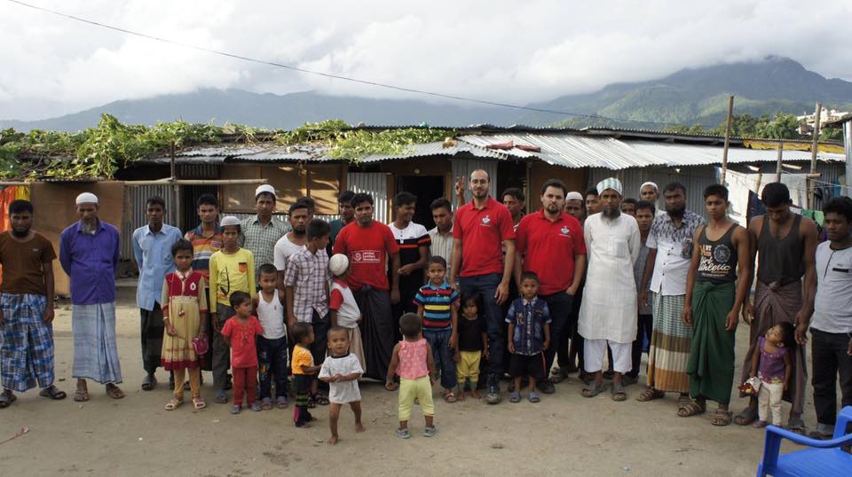 TahirulQadri's tweet photo. Volunteers associated with MWF @minhajwelfare spent their Eid day while extending help to the Burmese Muslims. #RohingyaMuslims https://t.co/ygxiPCyezL