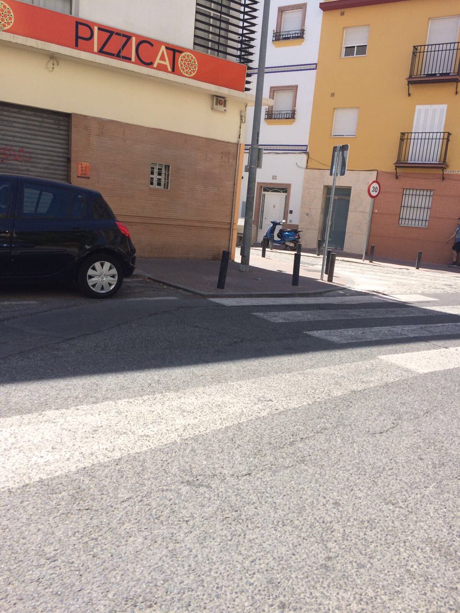 ANAMORANTE17's tweet photo. @Ayto_Sevilla solicitó rebajen escalones de la calle Manuel Arellano n42 esquina con la pizzería pizzicato para persona d movilidad reducida https://t.co/t3ktE2nzBt