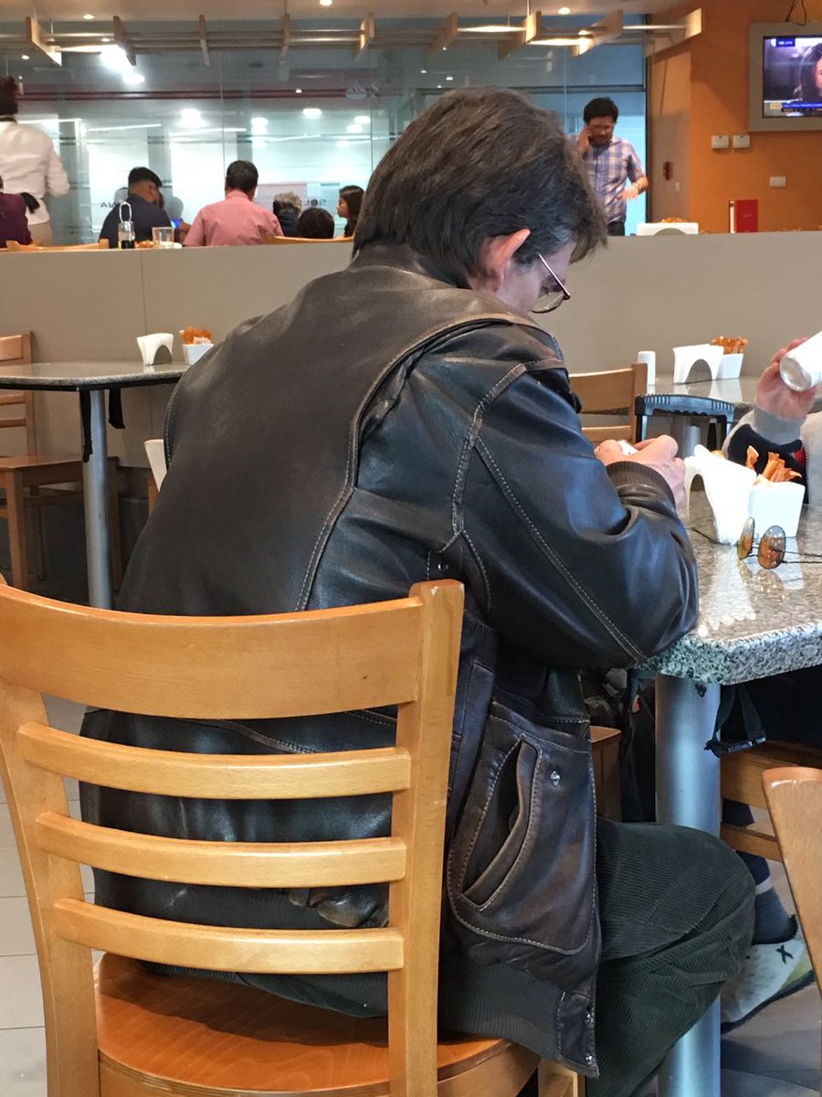 DerechaTuiter2's tweet photo. Así con Maturana d Confusam, consecuente.

Atiende al retoño en clínica Santa María, y al pueblo le paraliza salud pública cuando le place. https://t.co/nLXqYoIKkD