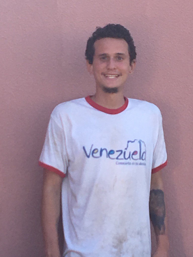 deliso67's tweet photo. este joven está cerca de bahia redonda dice llamarse eduins y que asiste a la iglesia luz del mundo lechería https://t.co/qVg20lGDCm