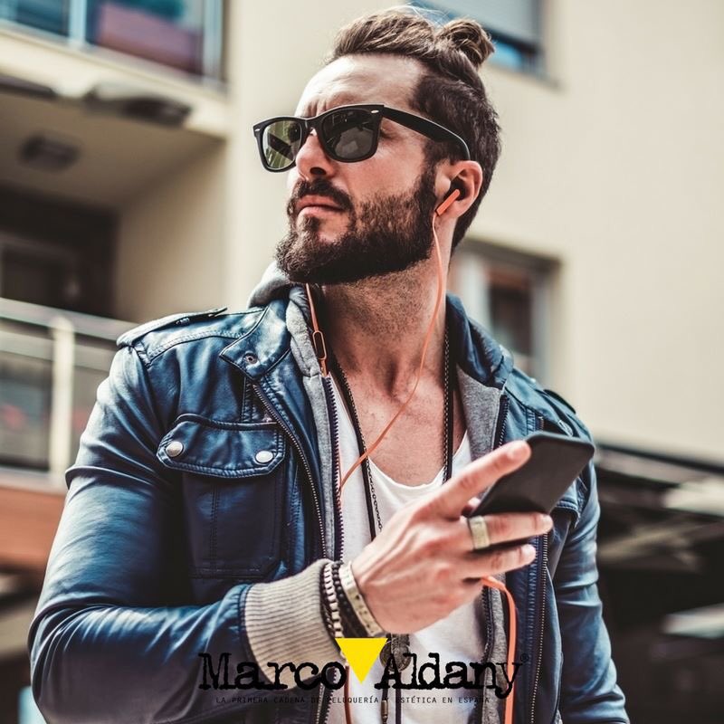 El moño masculino 👨 es una realidad desde hace tiempo. Muchos famosos ⭐️ se han atrevido con él, ¿tú te lo dejarías? 😉