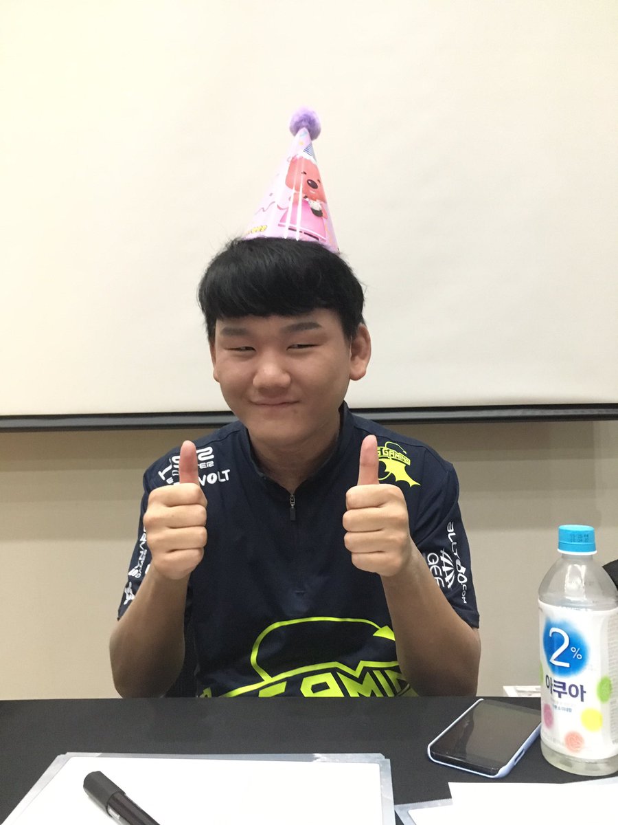 X6Bokgil's tweet photo. 루피꼬깔 넘 기여워서 꼭 사가야지 했는데 효빈님의 선택을 받은 건 줄무늬 꼬깔이고 티메님이 남은거ㅋㅋㅋㅋㅋㅋㅋ쓰셨슴다(뿌듯 #X6_Gaming #timeboy #김원태 #티메보이 https://t.co/ZMRVLi5cuV