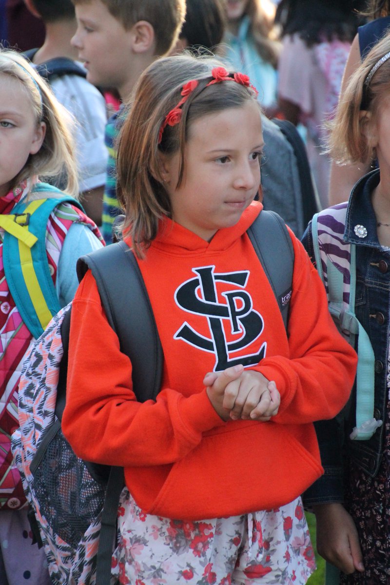 SLPublicSchools's tweet photo. Welcome back St. Louis Park students! #SLPDayOne https://t.co/F5zq0noHAB