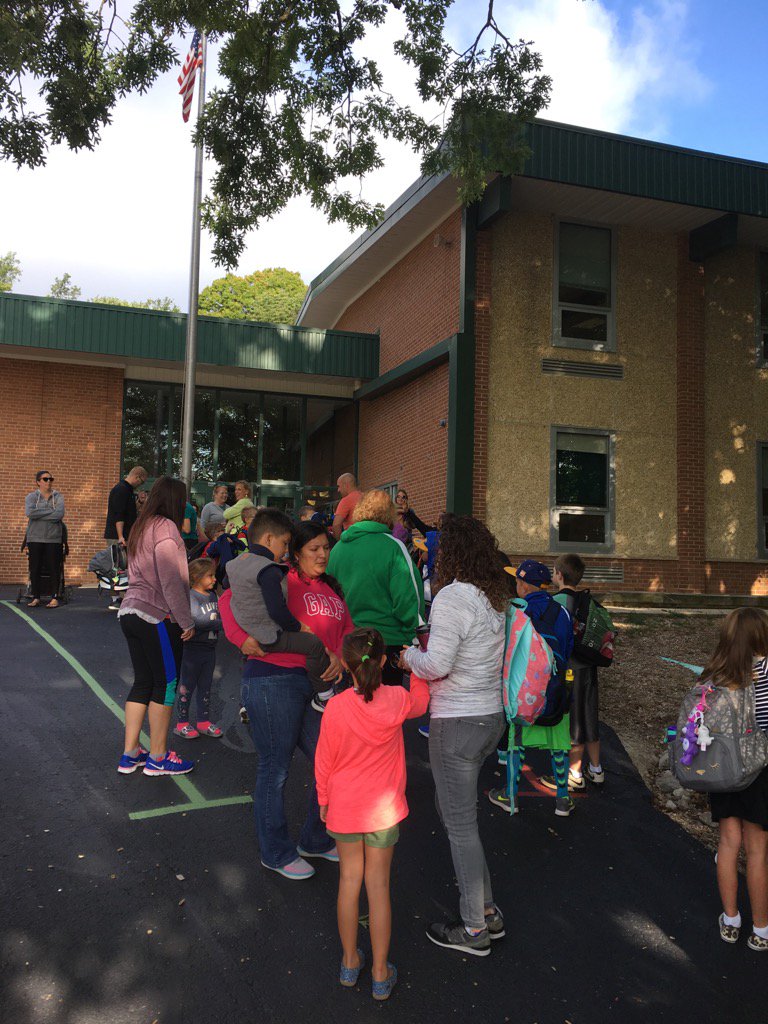 gkiltz's tweet photo. Welcome back Canterbury families @GreendaleLearns #gdalefirstday https://t.co/bZF2MwPIBa