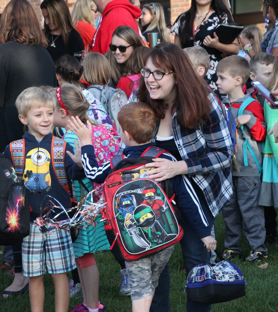 SLPublicSchools's tweet photo. Welcome back St. Louis Park students! #SLPDayOne https://t.co/F5zq0noHAB