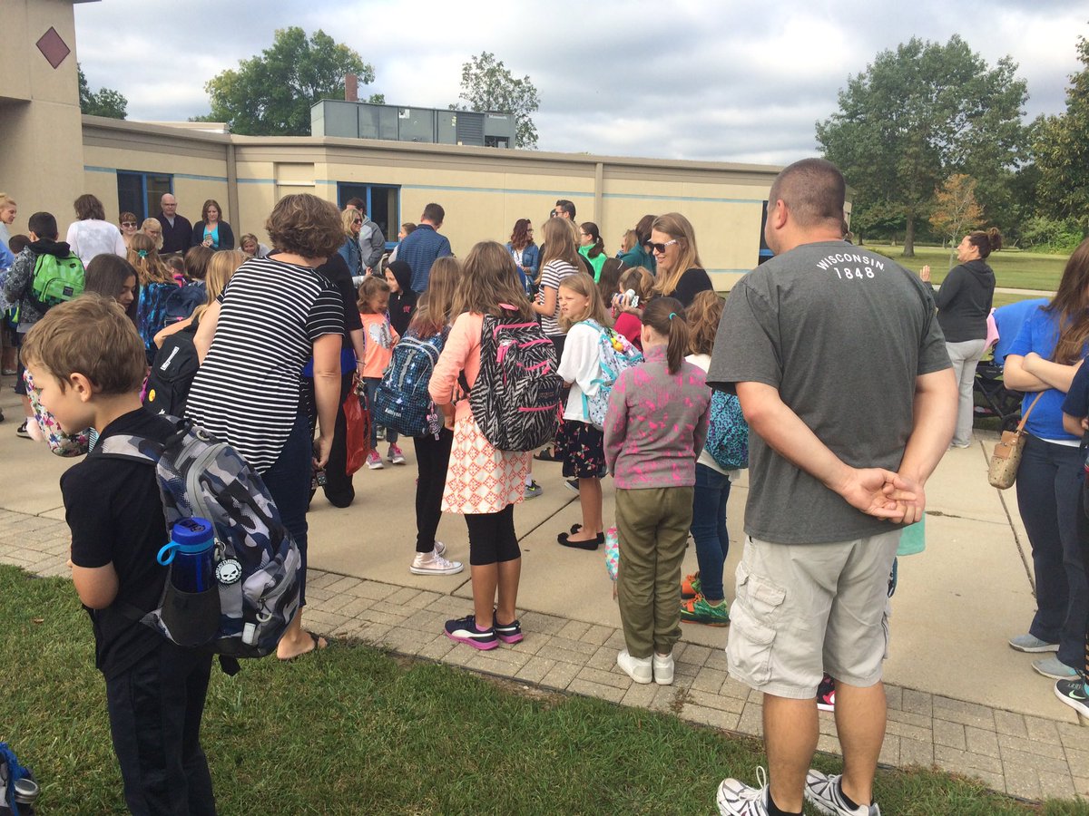 NickKohn's tweet photo. Welcome back Robinwood students! #firstdayFPS https://t.co/fm4liD6gB7