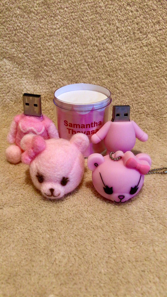 maiyu001's tweet photo. １年前に作ったサマンサの羊毛フェルトUSBと本物のサマンサのプレゼントのUSB。負けてないと信じたい笑 https://t.co/IC8RbKIykZ