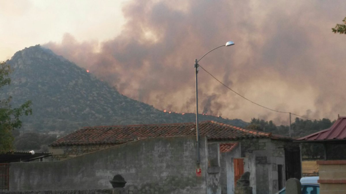 ElTejado_Web's tweet photo. El fuego ya afecta a parte del berrueco #Fuego #ElTejado https://t.co/J3lSCcZRQQ