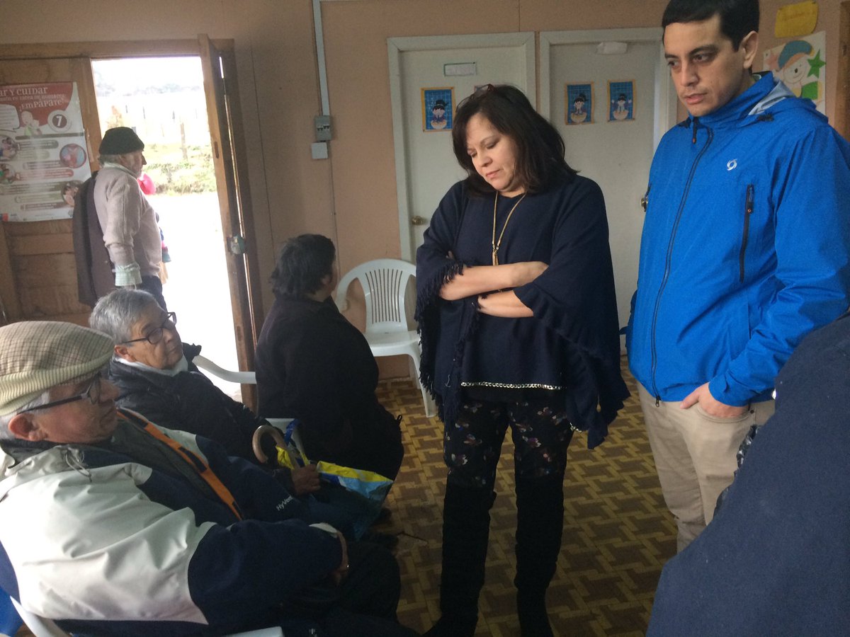 gladysa9's tweet photo. Directora de Salud de la Corporación Municipal Castro se reúne con comunidad de San José para dar a conocer arreglos de la estación de salud https://t.co/SzhWrms1Qb
