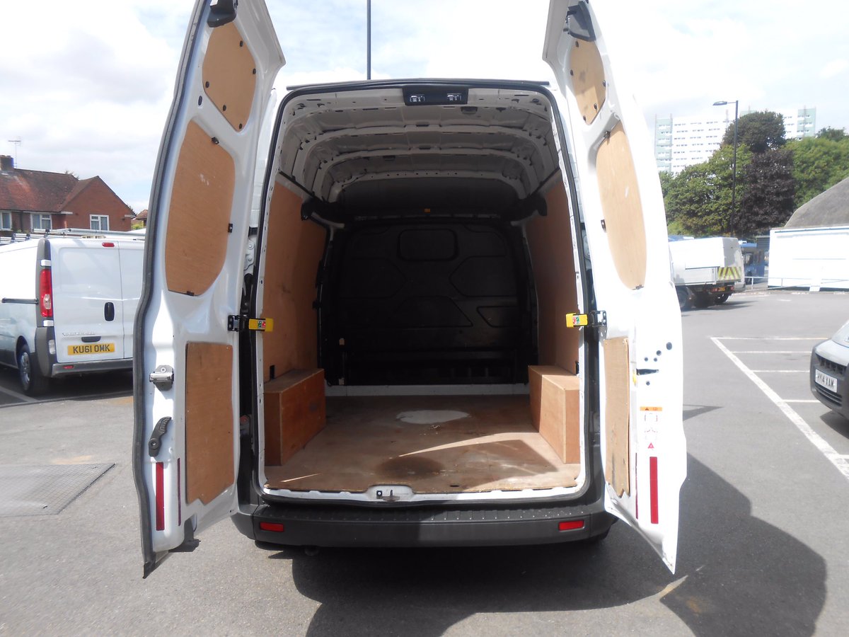 Van of the week: Transit Custom Base L1 H2 with 60,000 miles @ £11990 + VAT. #vanoftheweek #southamptonvancentre #vansales