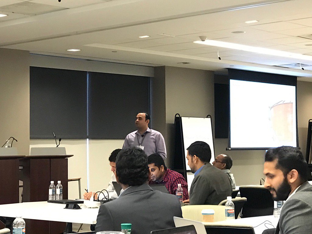 Fred_D_Castillo's tweet photo. Rajan talking SAP on AWS @DeloitteSAP #TechSummit2k17 #snetSAP https://t.co/z654Jxt0cf