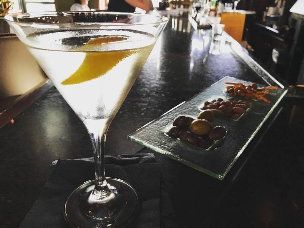 Because I’m worth it. #vesper #martini @parkhyattto The Roof. #nomad #nomadlife #travelblogger @seetorontonow #toronto (at The Roof at the …