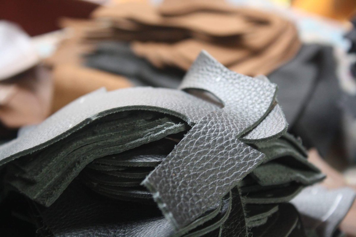dcueroshoes's tweet photo. Cortando, cosiendo y creando βπ½ #shoeswithsoul
#dcuero #handmade #customshoes #craft #artisan #leather #madewithlove https://t.co/pdEpUPoZ9u