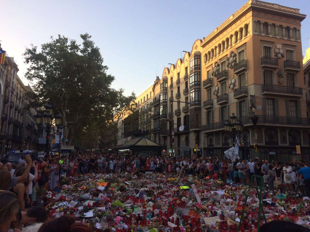 Monicanpl's tweet photo. Una folla impressionante. Lacrime e commozione ad una settimana dagli attentati #barcelonattack @SkyTG24 https://t.co/tfn7a8odHJ