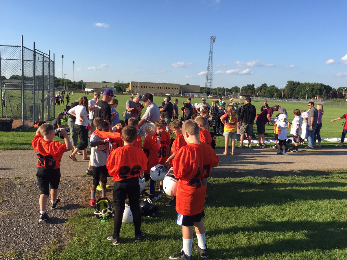 FHS_TigersFB's tweet photo. 3-5 FYFA Jersey handout night! Wear those jerseys proudly #tigerfuture #tigerpride TY volunteers for all of your help! https://t.co/MoW4WjdHgW