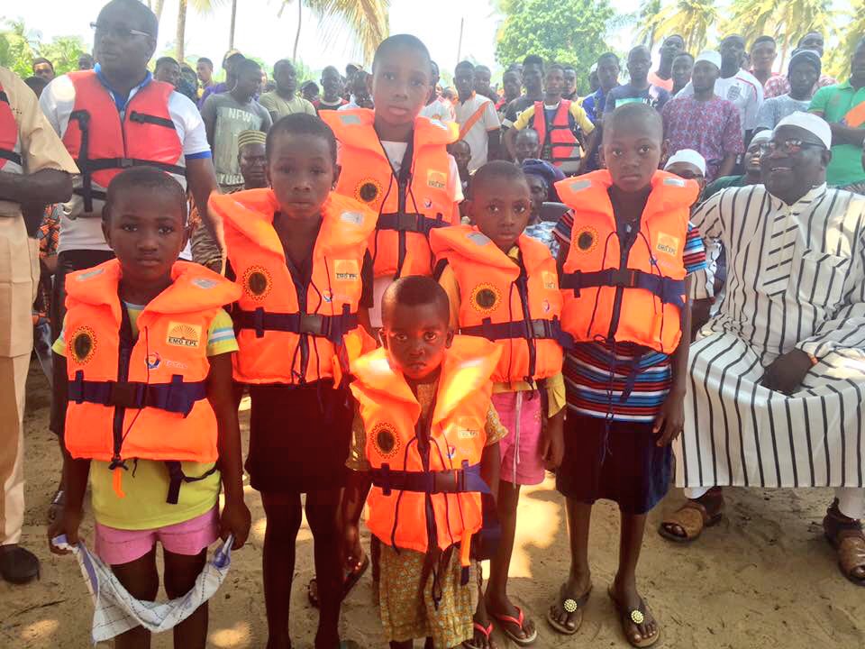 MD <a href="/TalktoLaswa/">LASWA</a>, Engr.Abisola Kamson &amp; Chairman <a href="/Lagferry/">Lagferry</a> Hon. Paul Kalejaiye at Ilashe Community to donate life jackets.