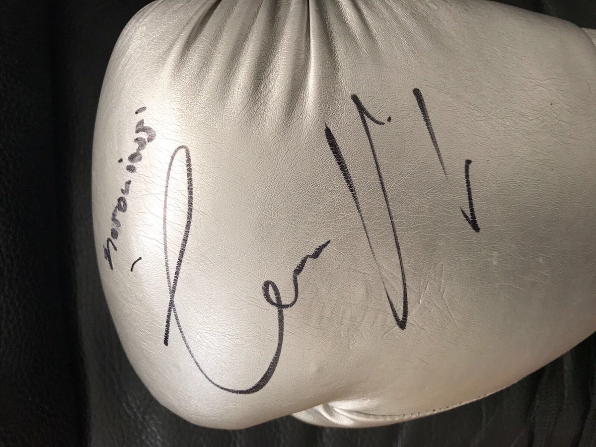#Competition! To win an iBox Customise Glove Signed by #UFC Champion Conor #McGregor , RT this Tweet &amp; Follow Us! 👊👌#Boxing #MMA #UFC #Champ