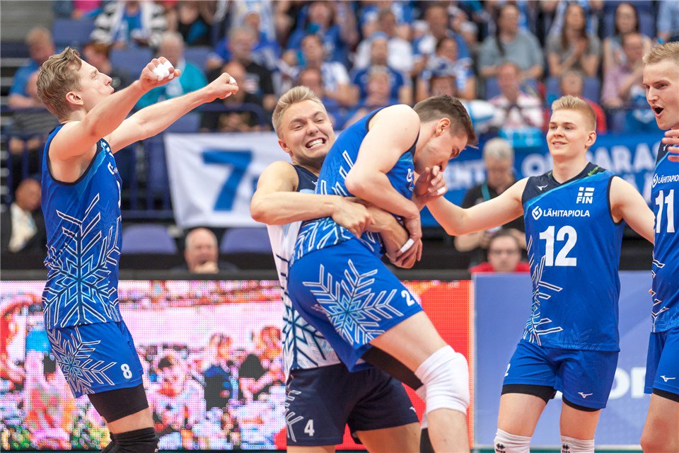 FinnVolleyBall's tweet photo. 💙 VOITTO 💙
Suomi-Viro 3-2 (25-21, 25-22, 25-27, 22-25, 15-9). Perjantaina välipäivä - lauantaisaunan lämmittää kotijoukkue Puola #EMlentis https://t.co/ITX1FoabEt