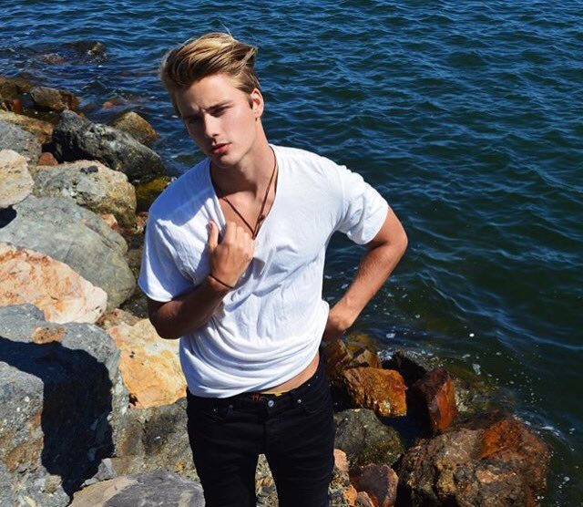 @Anakinfk_ 
El anakin el mas burro y no por menso 😏 jajaja
Su frase
°la vida es un riesgo carnal° nos dice que la vida no es un carnaval