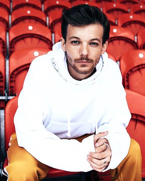 @LuiTomIinson 
El louis papá del hijo de rbk
su frase
°el mas chido de México° nos dice que miente