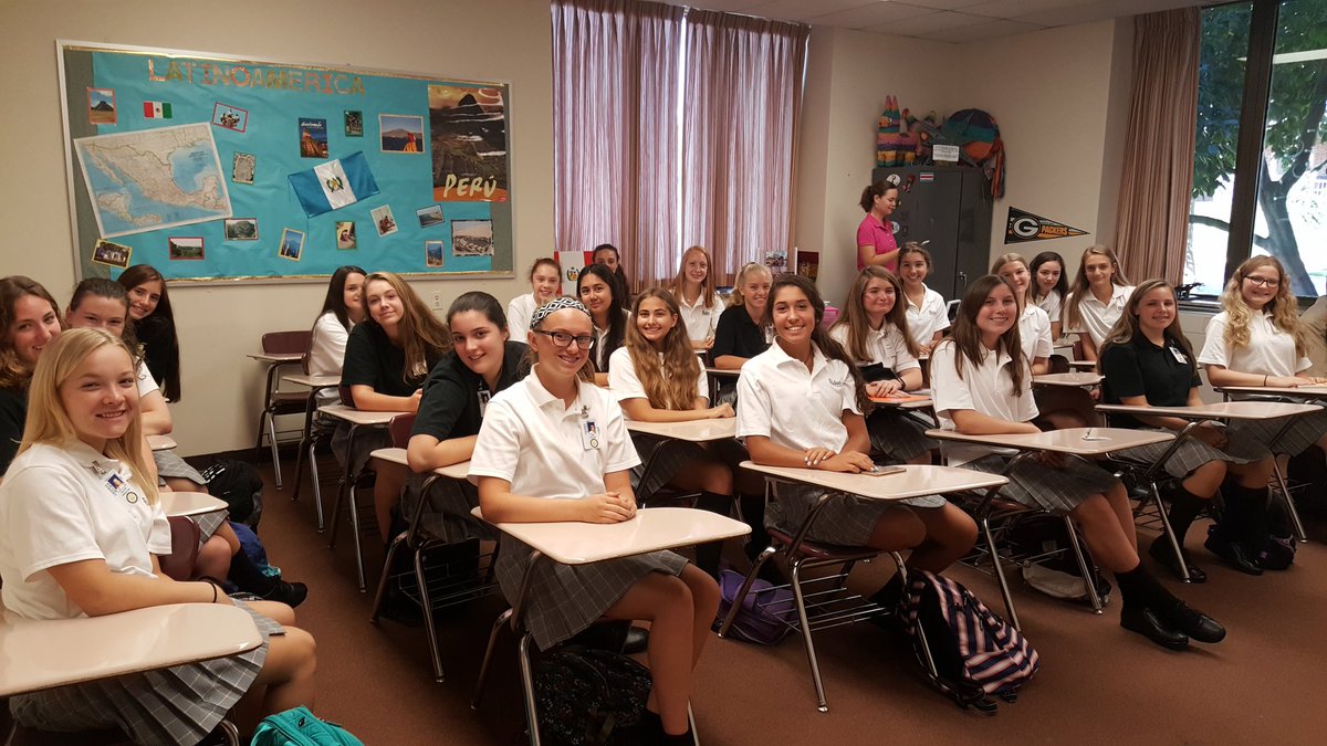 Padua_Academy's tweet image. Freshman Orientation was a big success for the Class of 2021! Can't wait to have everyone back on Weds., Aug. 30!  #firstdayofschool2017  🐼